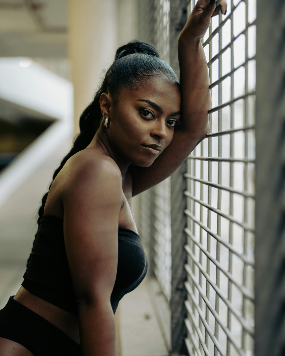 femme avec des formes pose naturelle