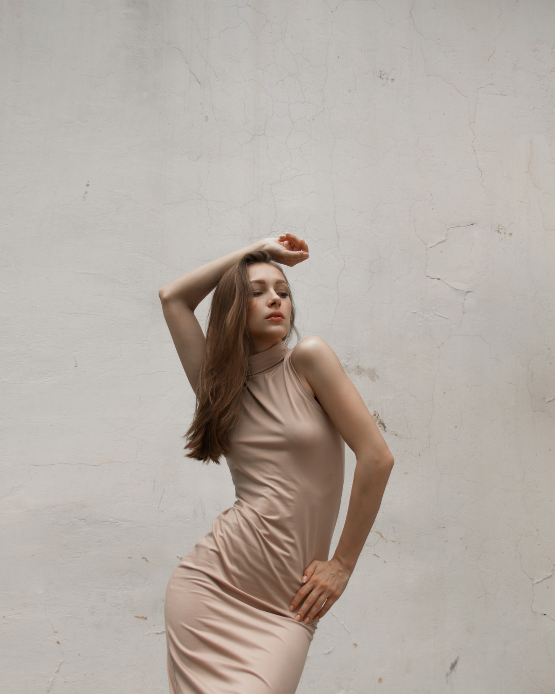 silhouette femme avec ventre plat main sur la tete