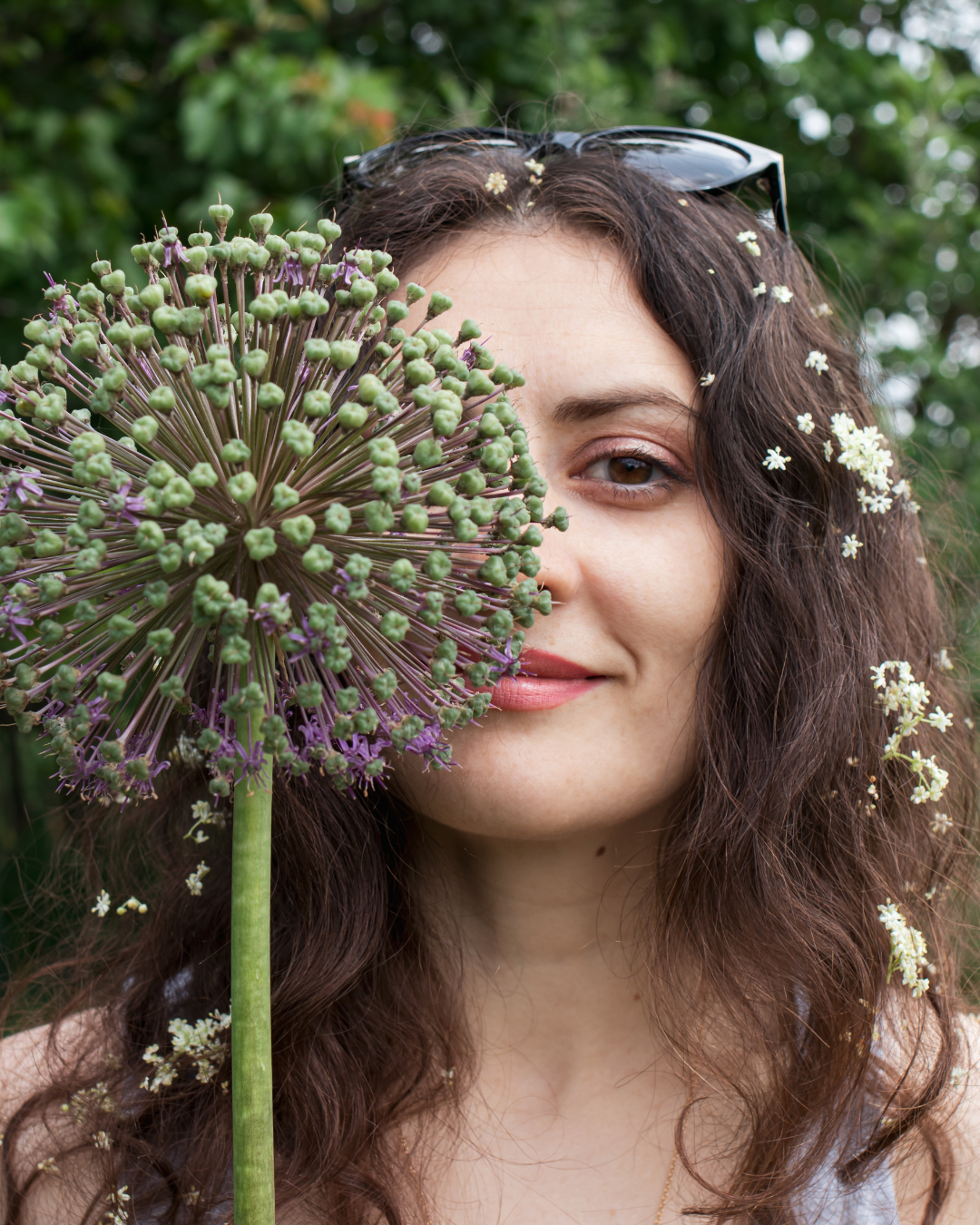 femme avec un fleur