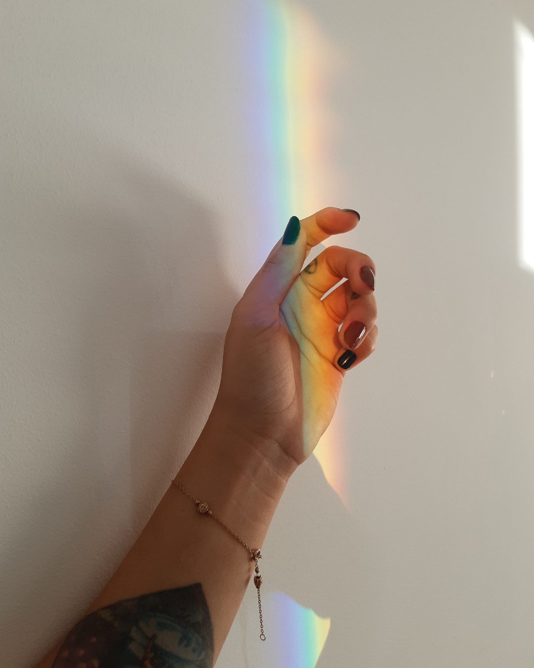 main tendu et lueur en arc-en-ciel