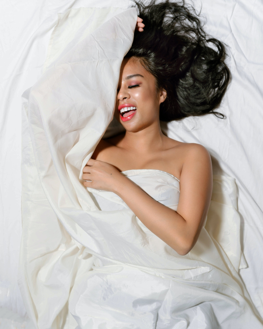 femme au lit le soir avec ventre gonflé