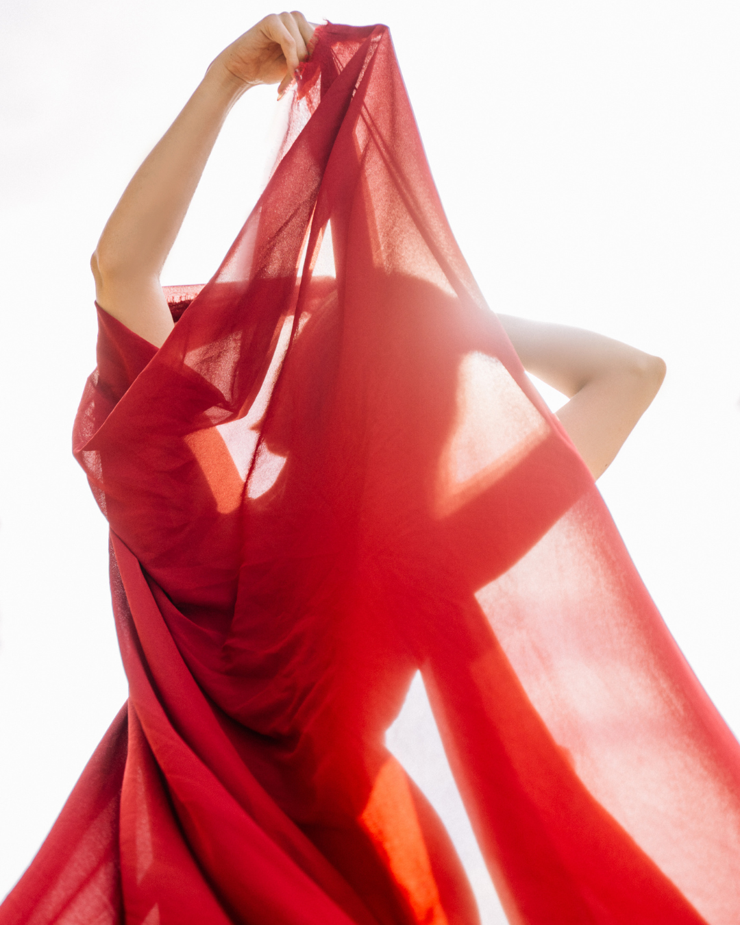 silhouette harmonieuse femme dansante voile rouge 