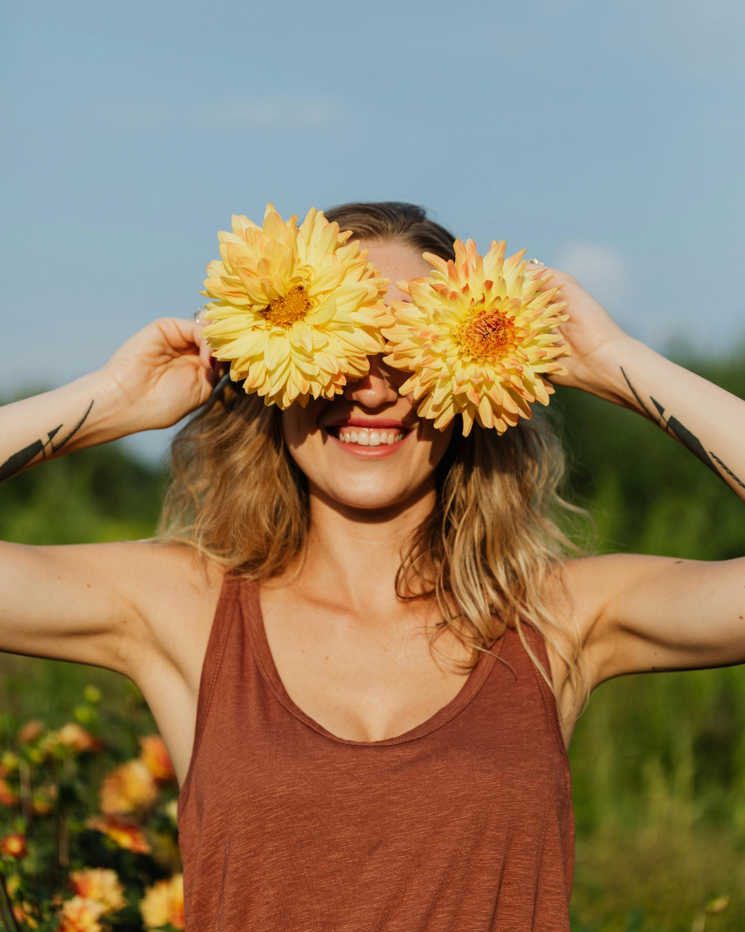 femme heureuse qui sourit 