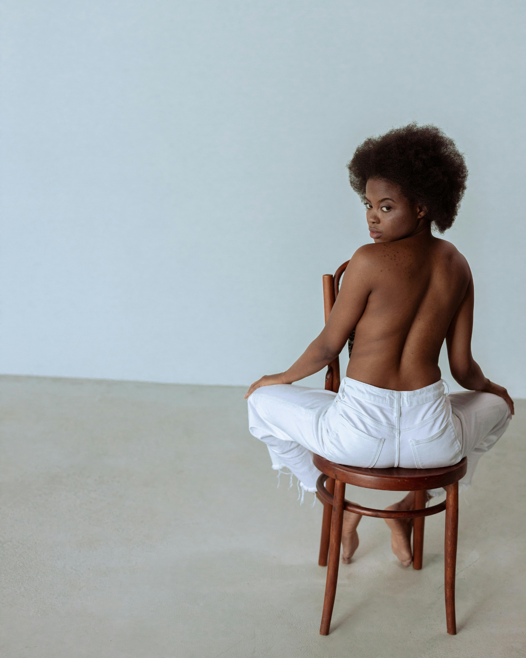 femme galbé assise dos nu 