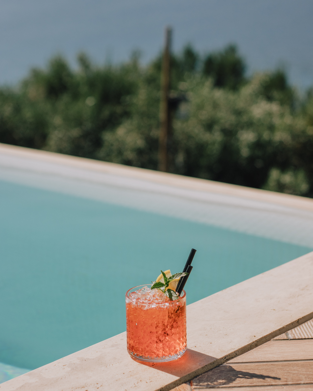 boisson sucré posé au bord d'une piscine 
