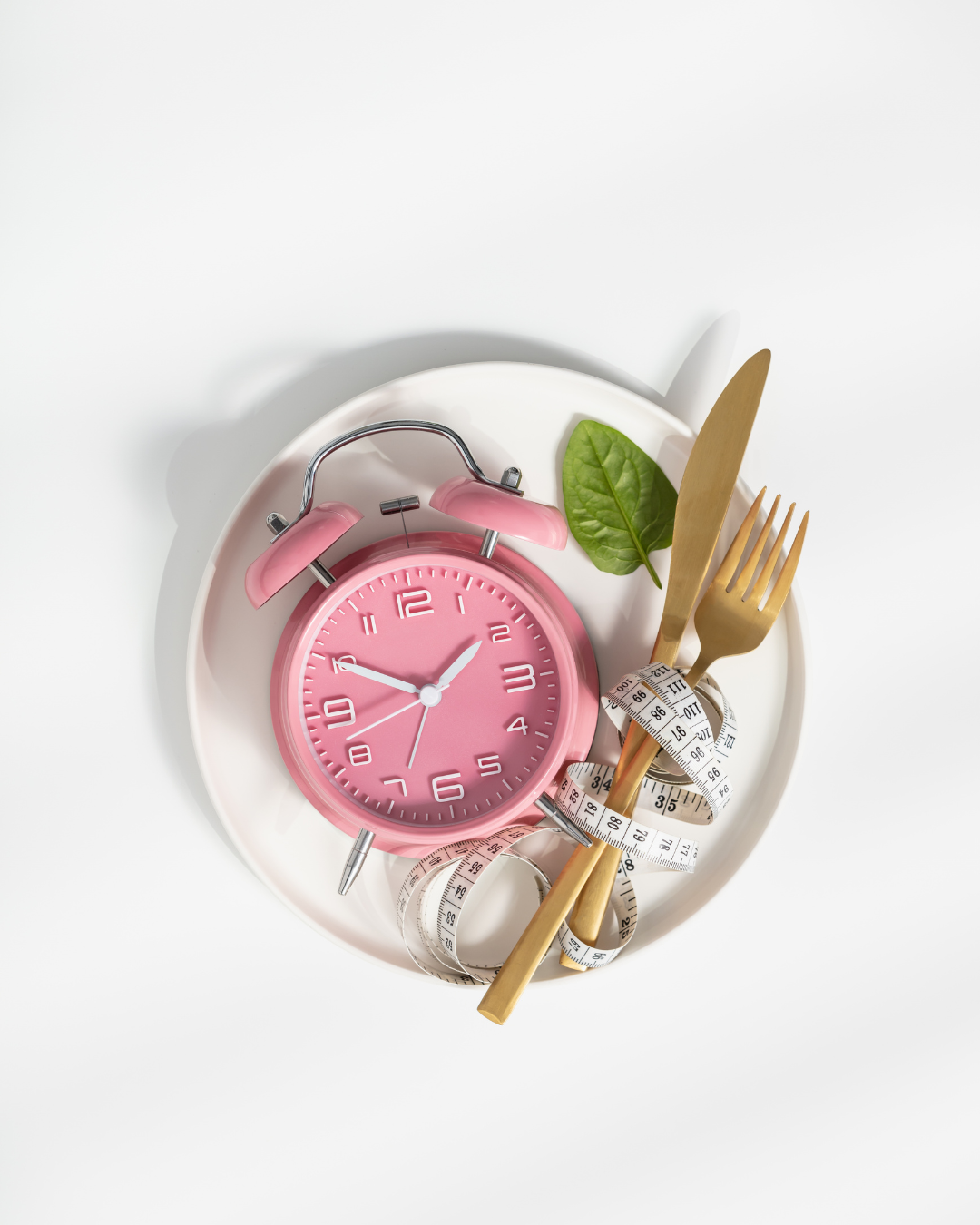 horloge rose dans une assiette