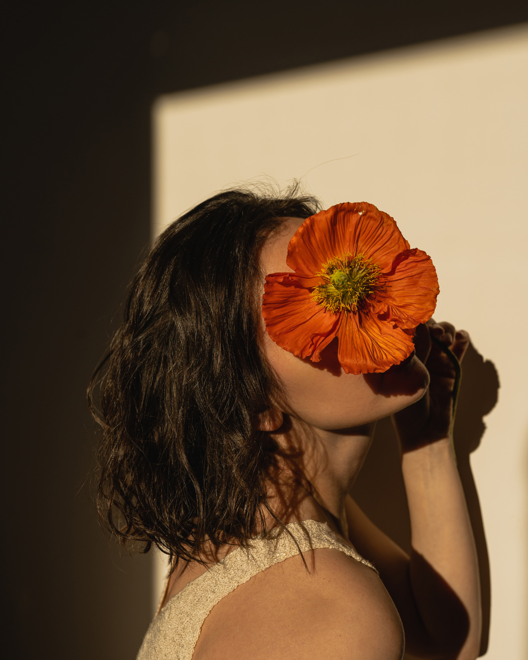 silhouette femme avec fleur au visage 