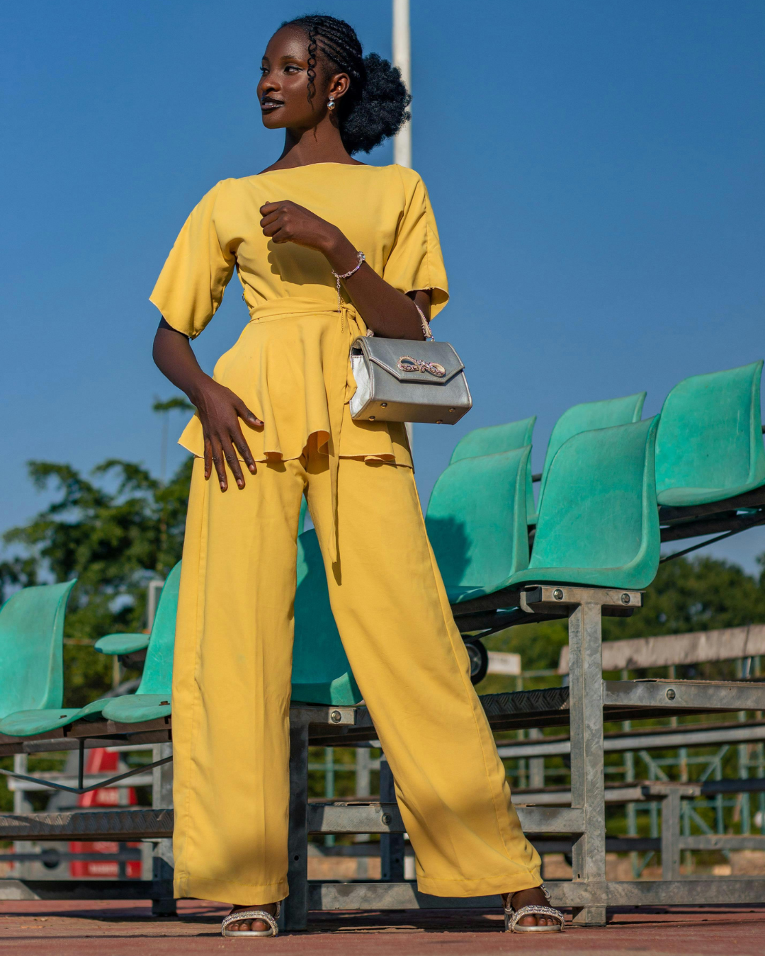 femme ventre plat pose mode en jaune