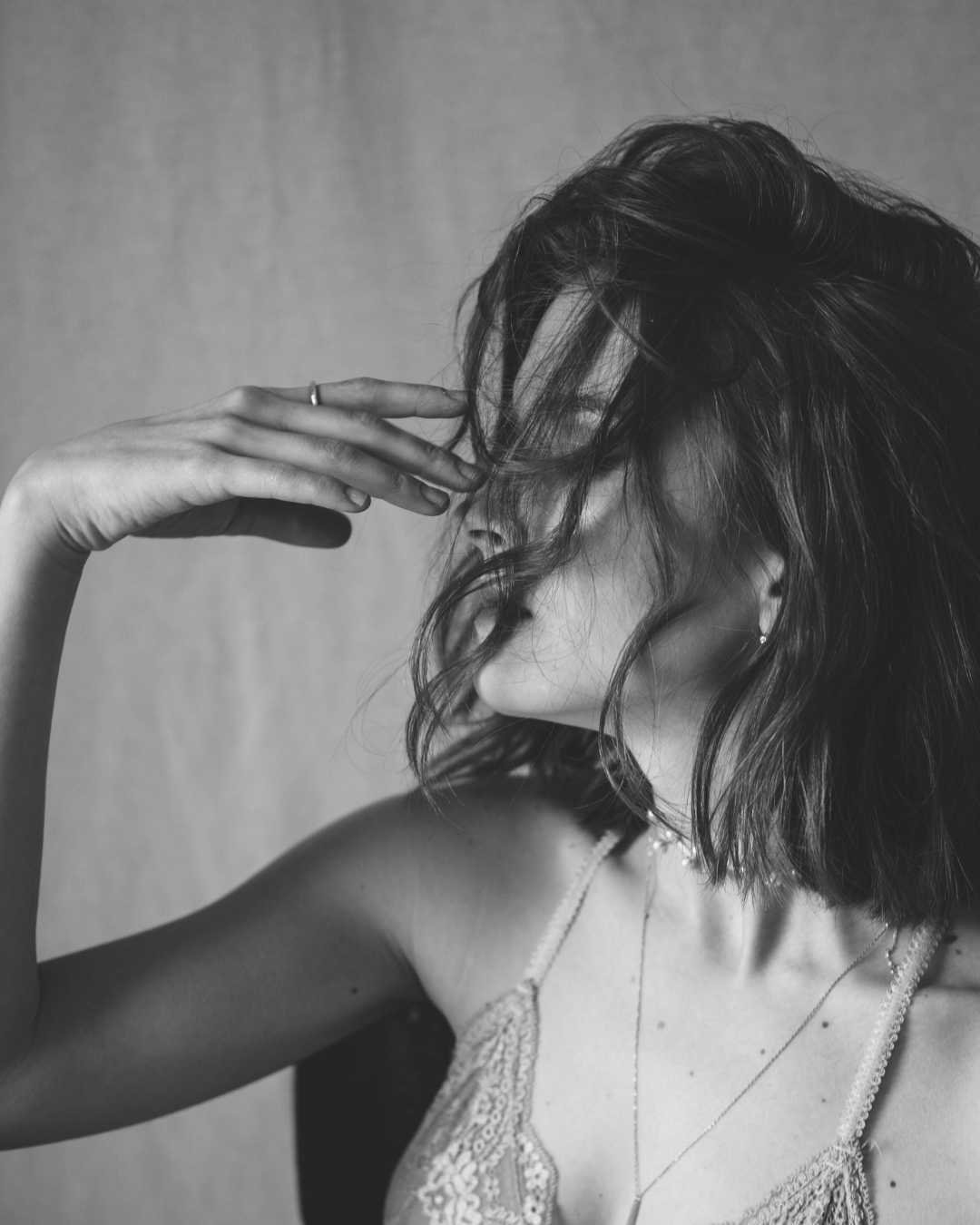 femme assise main au visage en noir et blanc