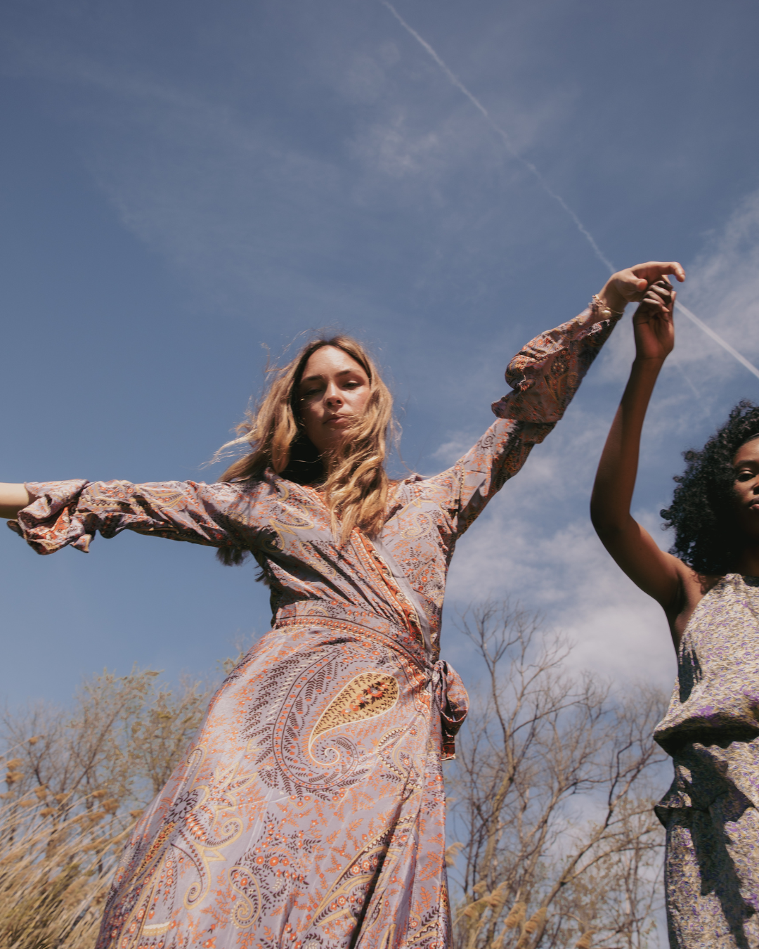 femmes minces dans les champs entrain de danser