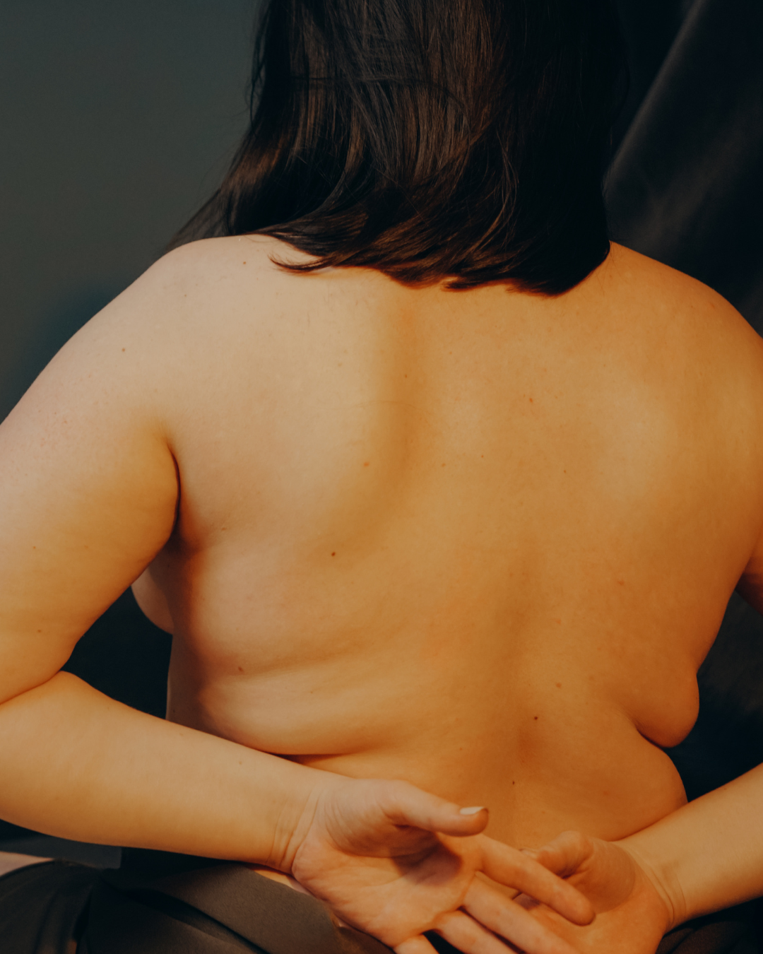 femme de dos avec des bourrelets 