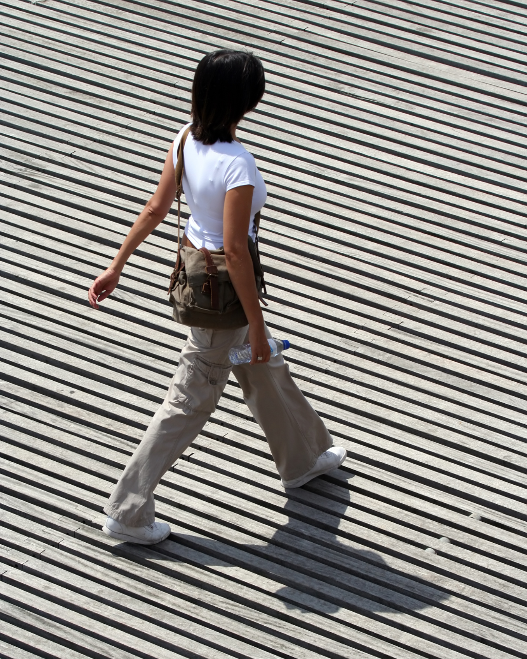 femme mince qui marche dans la rue 