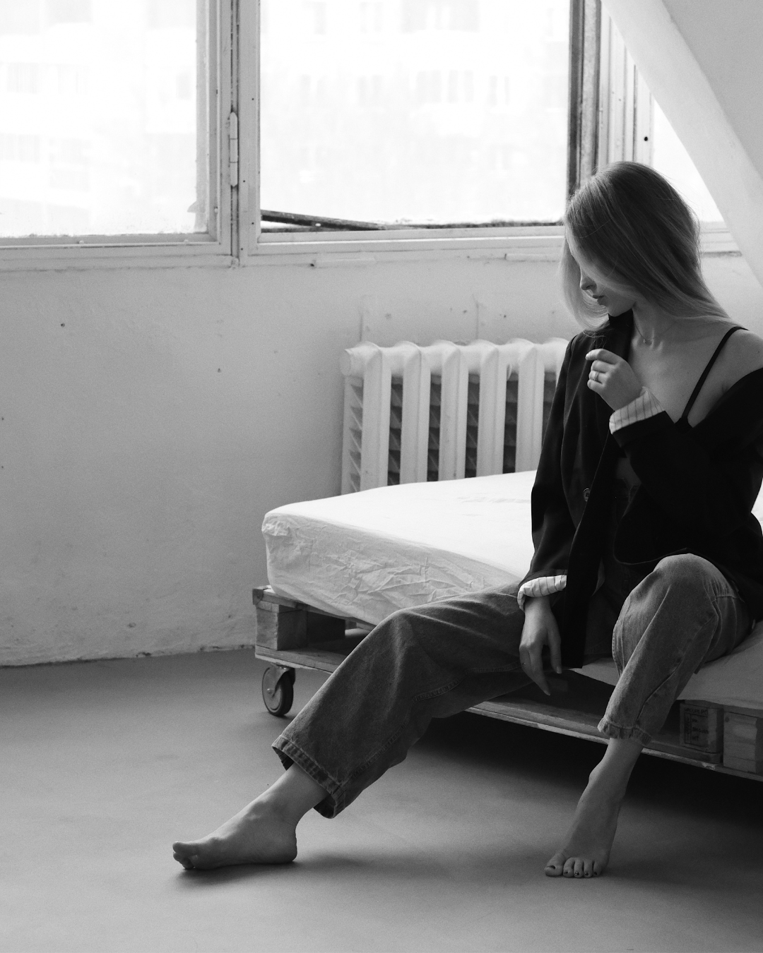 femme mince seule assise sur un lit