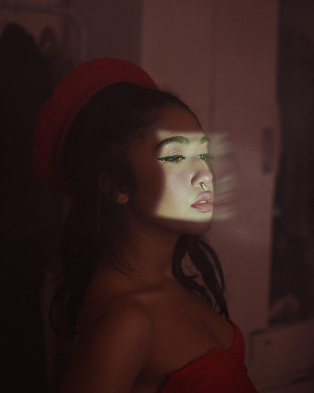 femme visage dans la pénombre 