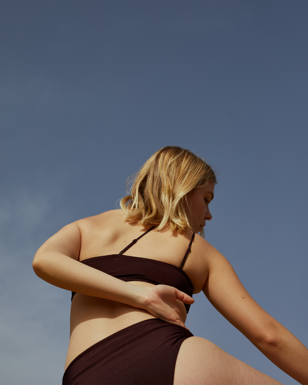 femme en maillot de bain noir