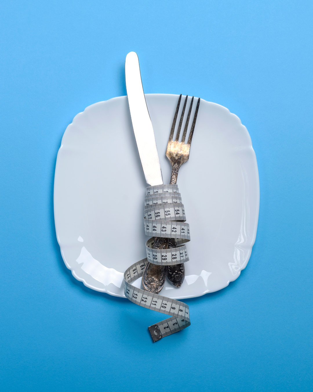 assiette vide avec mètre de couturier