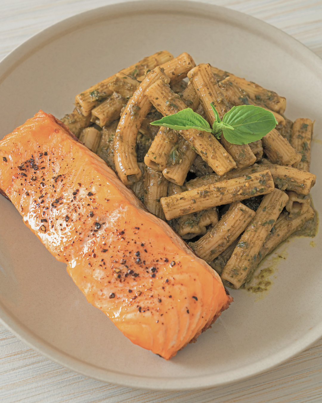 Pâtes au saumon et à la crème d'avocat