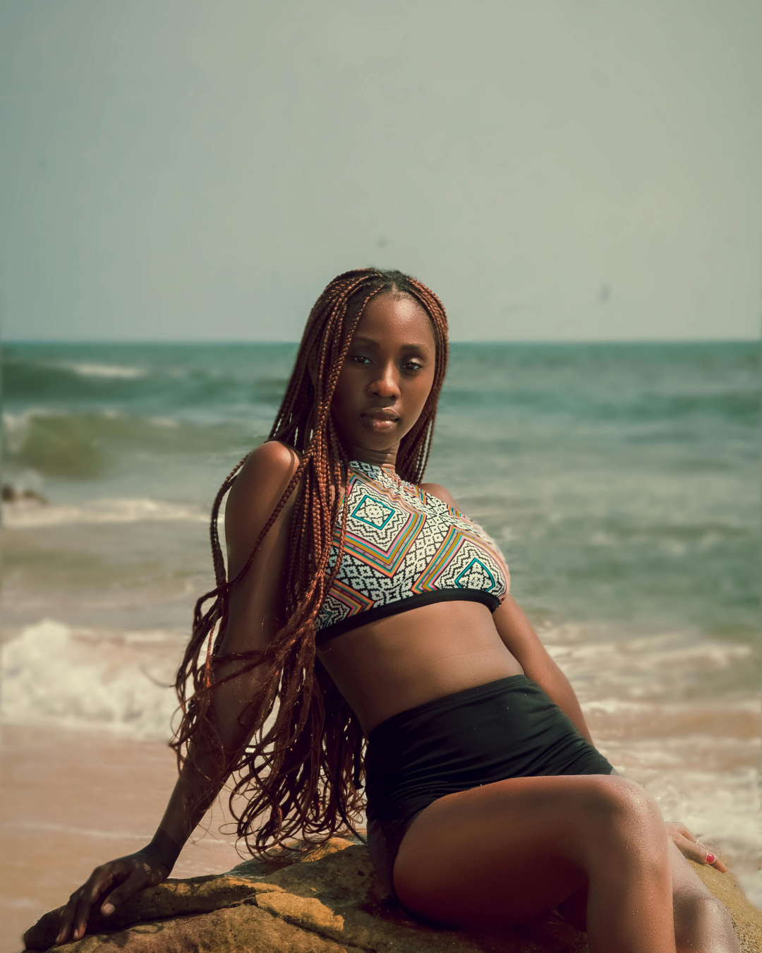 Femme au ventre plat assis à la plage 