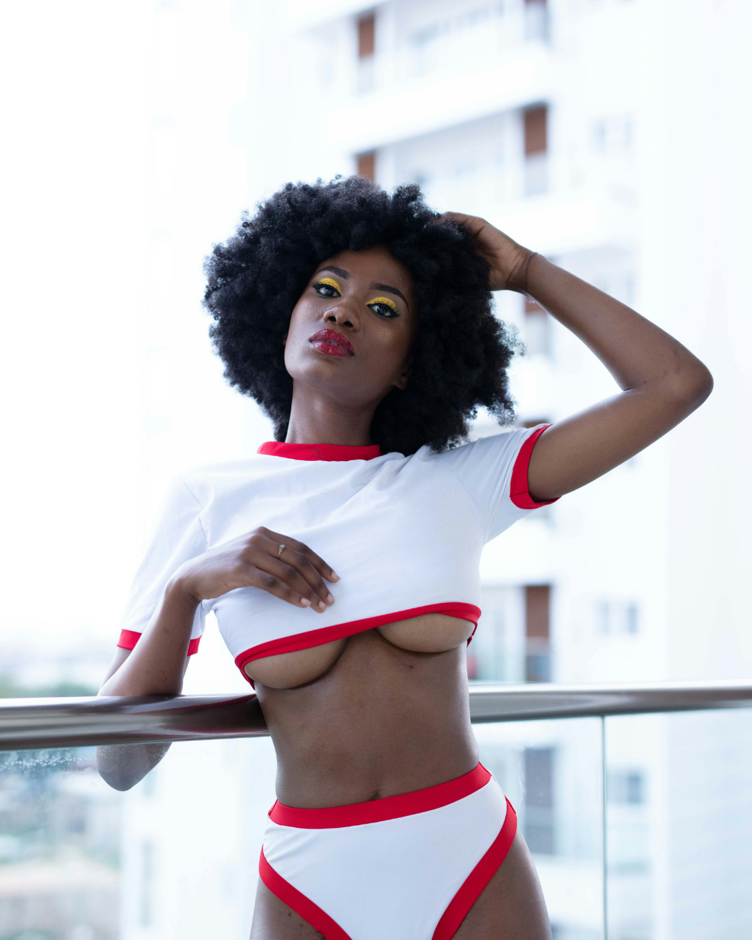 femme avec des formes silhouette naturelle pose mode