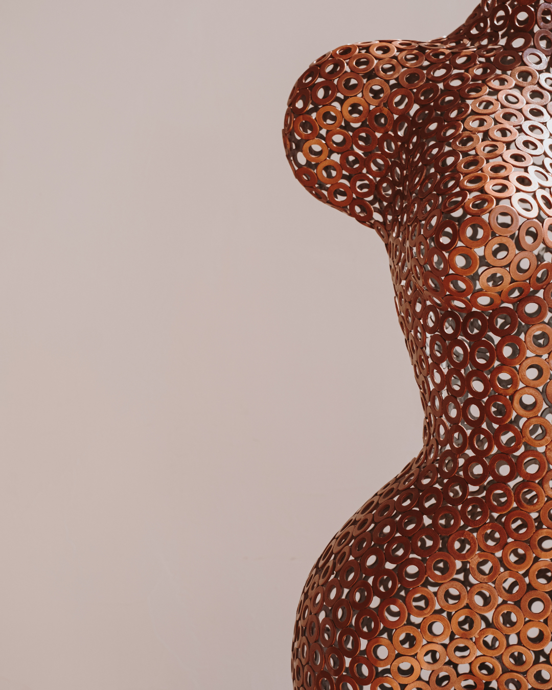 sculpture silhouette femme en cuivre 