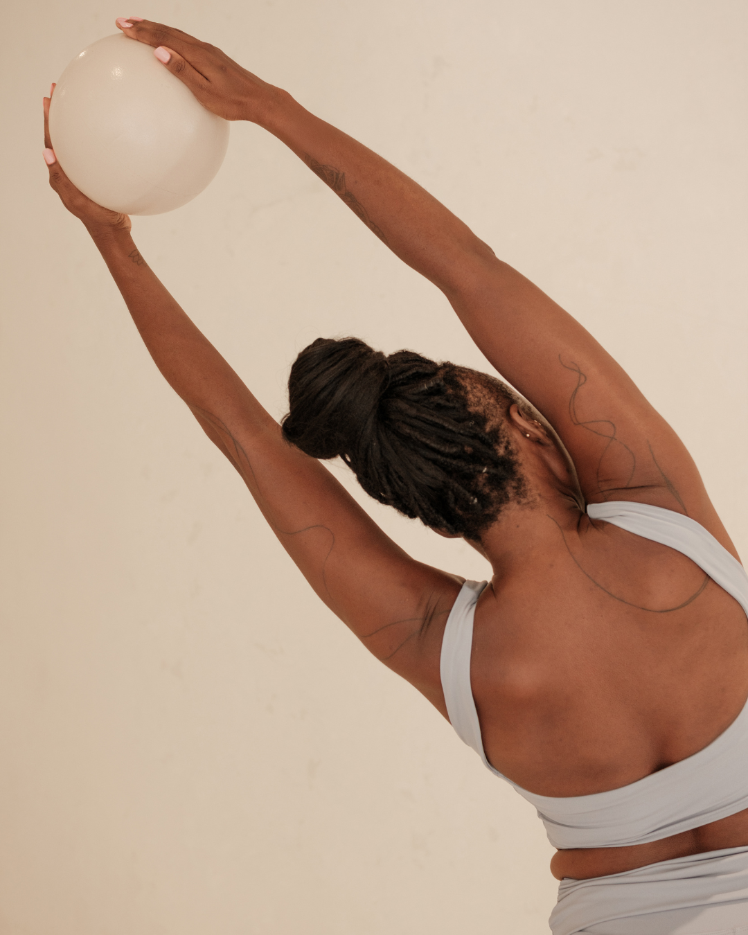 silhouette femme faisant de sport avec balle 