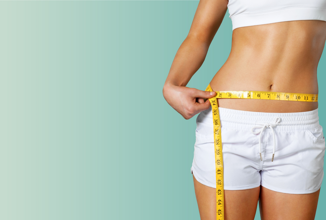 femme qui mesure sa taille