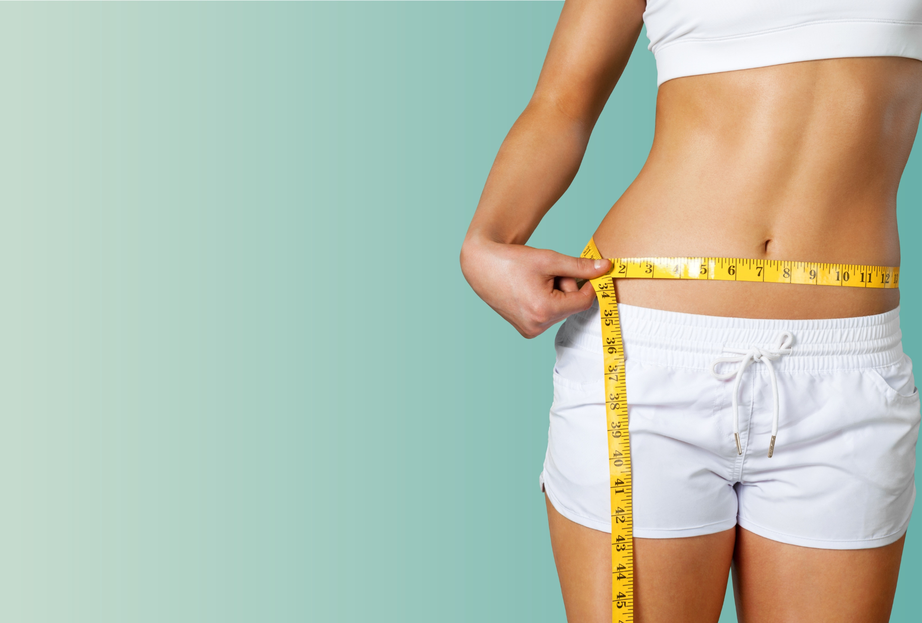 femme qui mesure sa taille