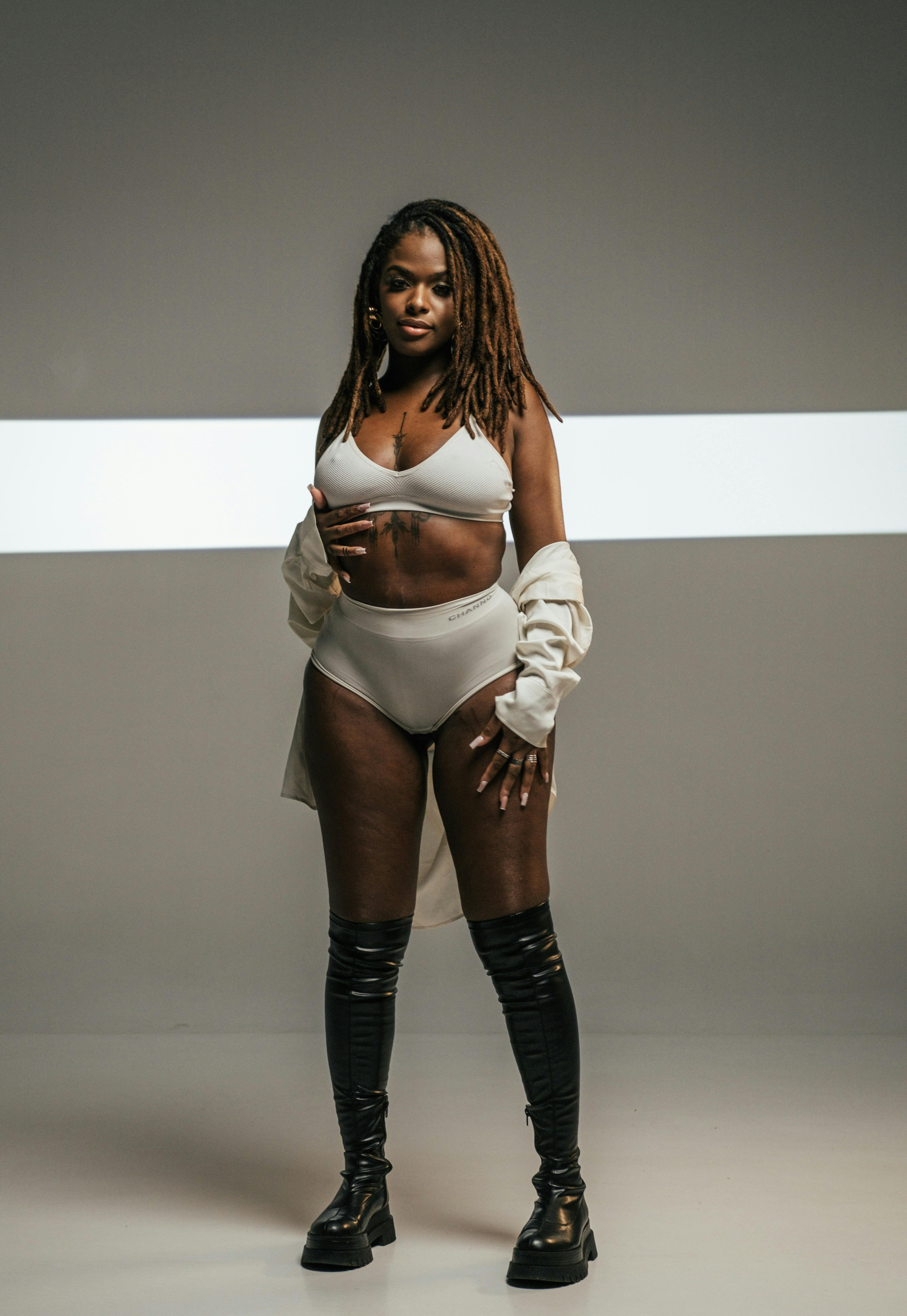 femme debout avec fessier ferme et rebondi